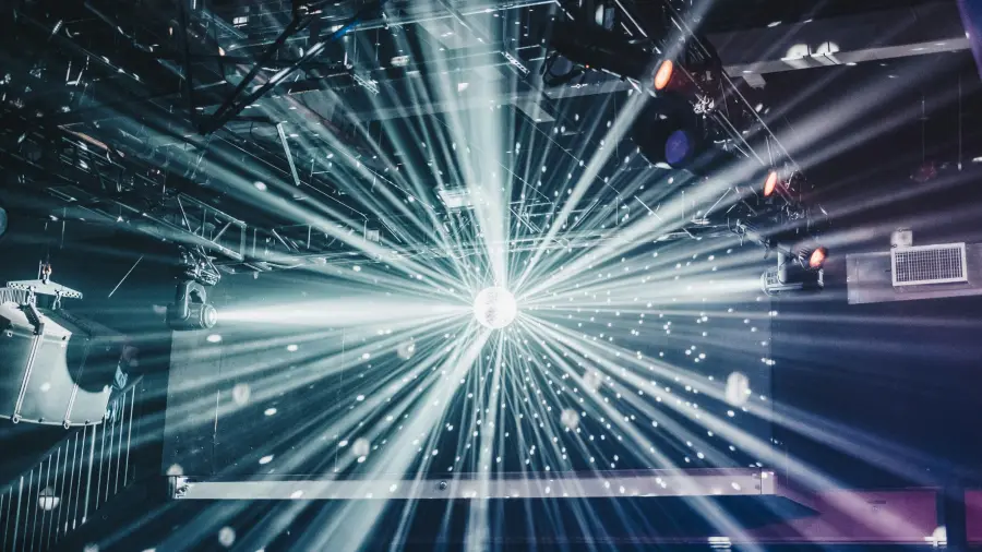 Un'esperienza indimenticabile tra luci, ritmi e divertimento in discoteca per capodanno
