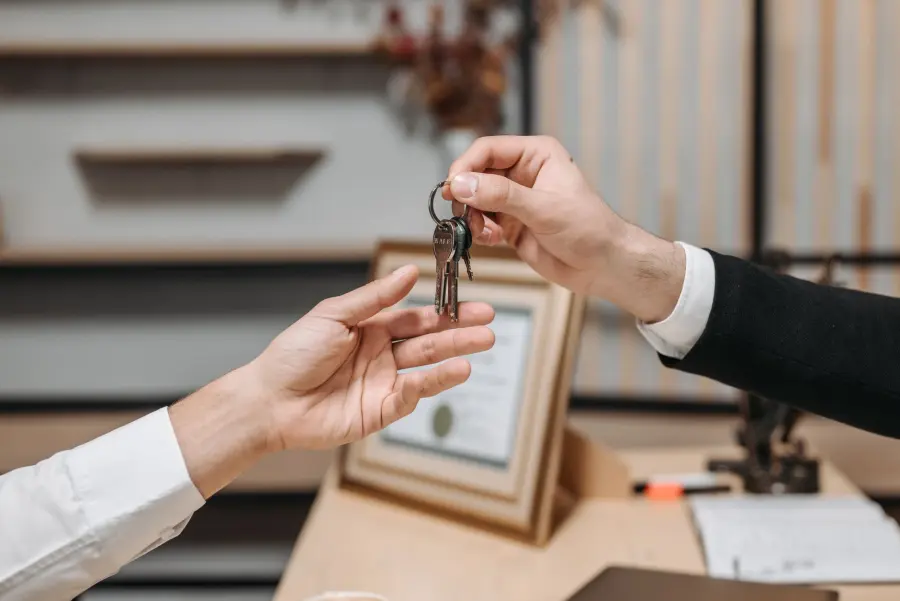Casa e lavoro sempre più lontani: fino al 90% del risparmio sull’affitto si perde nei costi di mobilità