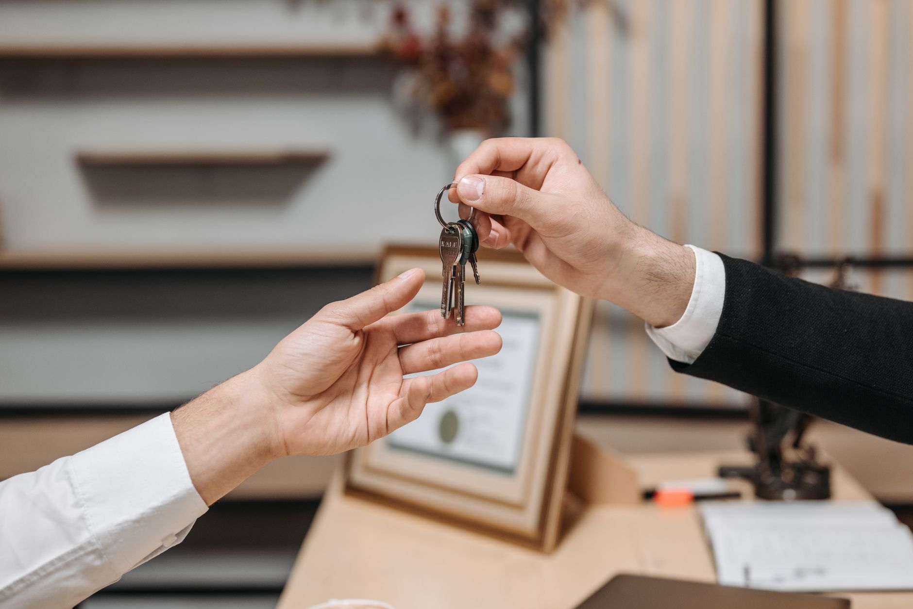 Casa e lavoro sempre più lontani: fino al 90% del risparmio sull’affitto si perde nei costi di mobilità