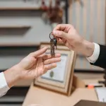 Casa e lavoro sempre più lontani: fino al 90% del risparmio sull’affitto si perde nei costi di mobilità
