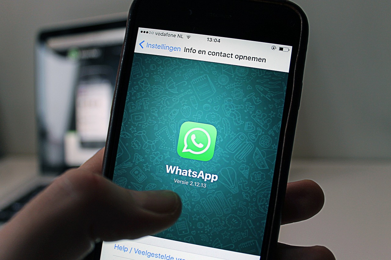 Reinstallare WhatsApp: come farlo senza perdere chat, contatti e dati importanti